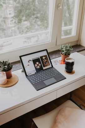 笔记本办公桌一角