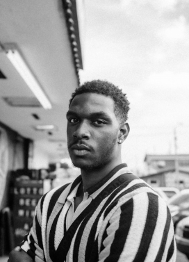 身穿黑白条纹的非洲短发男子