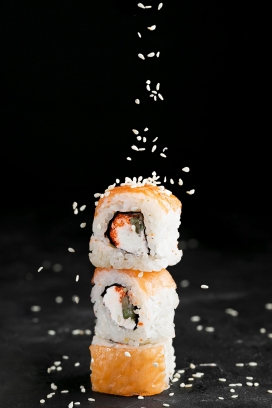 给寿司洒白芝麻的图