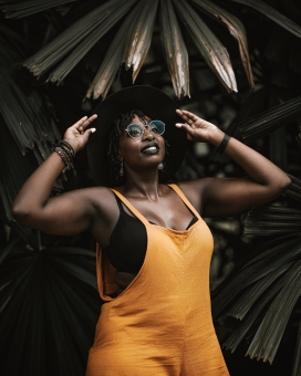 戴眼镜的非洲女郎