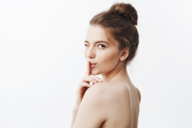 用眼放电的护肤品女郎