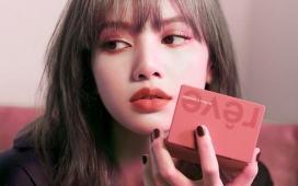 手拿红色化妆盒的亚洲美女