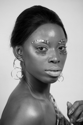 性感的非洲珠宝女郎黑白人像