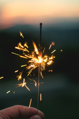 手握烟花的图片