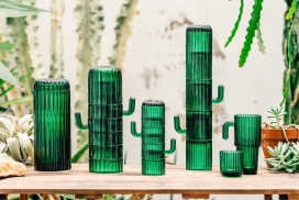 https://www.2008php.com/叠起来看起来像仙人掌的创意绿色玻璃器皿