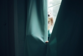 捉迷藏的眼镜美女