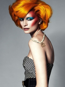 闪闪发光的珠宝的时装秀-Tush杂志