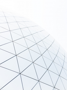 白色几何交叉线的幕墙