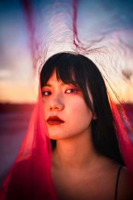 红色曝光的亚洲女郎