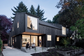 大窗户悬臂木屋建筑