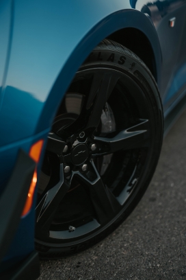 蓝色雪佛兰汽车车轱辘