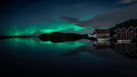 绿色北极光的湖泊居民小镇