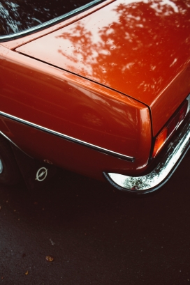 红色复古汽车尾部