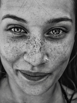 鼻环雀斑女郎黑白艺术图