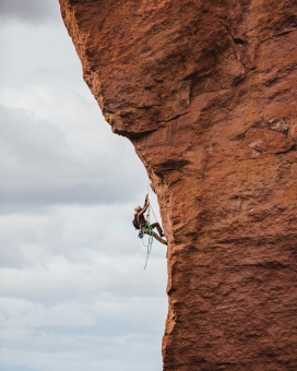 冒险的攀岩人