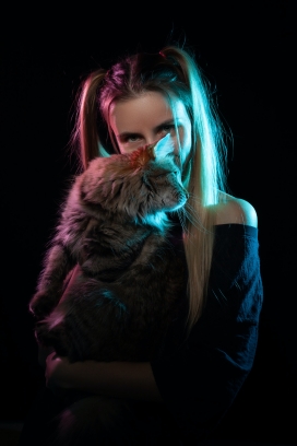 有爱心抱宠物的小姑娘