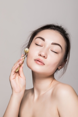 给脸部按摩的东方美女