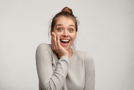 表情丰富的盘发美女