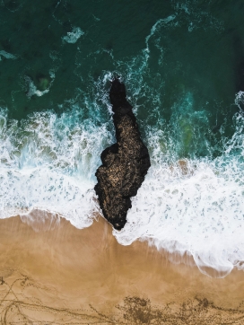 波涛汹涌的海浪海岸线