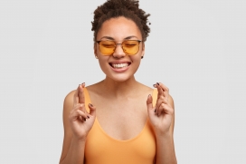 戴琥珀色眼镜露齿假笑的非洲女郎