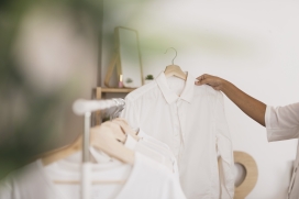 手拿白色衬衫的图