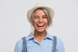 穿吊带格子衬衫戴帽子的女性