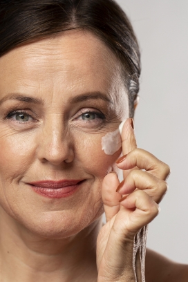 给面部抹面霜的老人