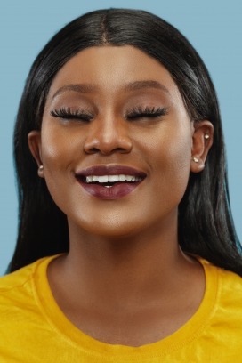 身穿黄衣闭眼的黑发巴西女郎