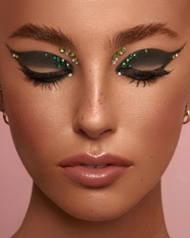 All That Glitters-贴片的眼影睫毛人像