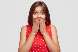 蒙嘴惊讶的红衣波点女郎