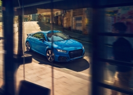 蓝色奥迪TTRS社交媒体摄影