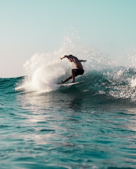 蓝色海域上极限冲浪的运动人