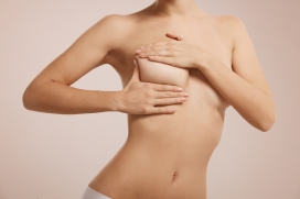 防止乳腺癌给自己按摩的女性图