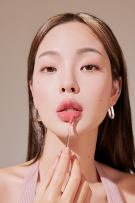 MILEPOP-涂口红人像美妆摄影图