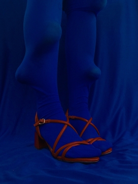 蓝色背景下的红色高跟鞋