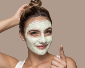 脸部涂满面霜洗面奶的女郎