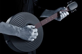 带有扬声器并且支持蓝牙的电动四弦琴