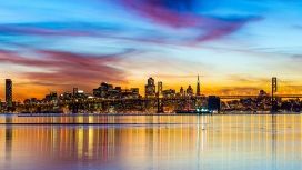 夕阳下的城市江景图