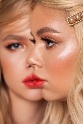 TWINS-金发双胞胎姐妹