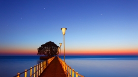 美丽的湖畔甲板观景台