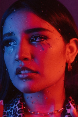 红色霓虹灯下的美女