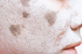 脸部涂满护肤品开裂的女郎