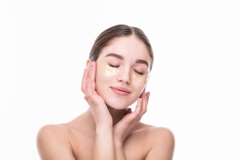 给眼部护理贴片的护肤品女郎