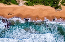 波涛汹涌的蓝海海浪沙滩
