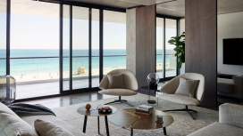 MW Works在迈阿密Ocean Drive公寓使用深色木材和沙质墙壁设计的公寓