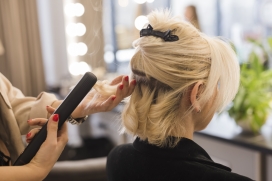 给金发美女做烫发图片