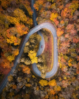 秋季高空俯拍的蜿蜒山路