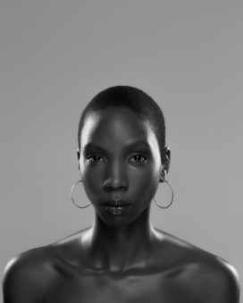 非洲大耳环光头女子黑白图片