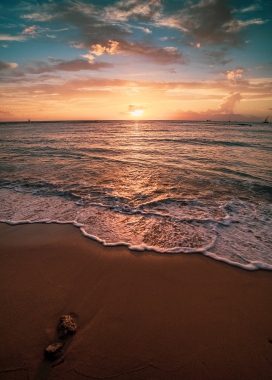 日落海潮美景图