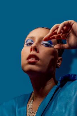 蓝色眼线眼影女郎